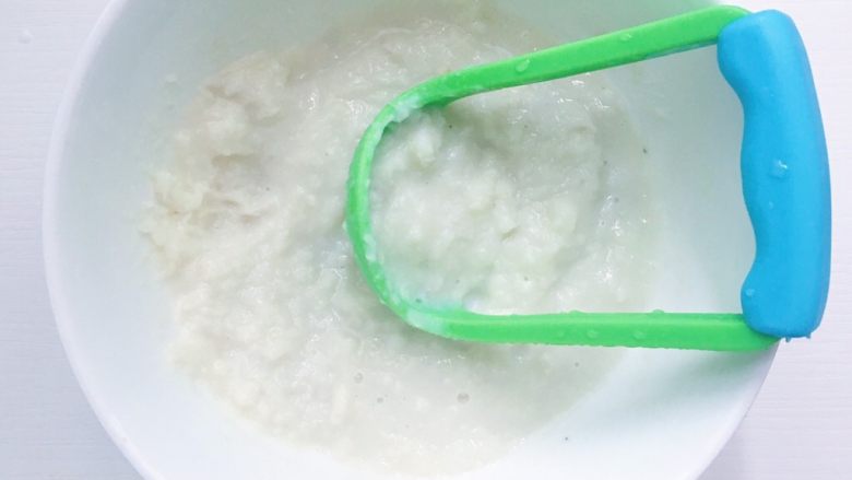 蓝莓果酱/蓝莓山药,用研磨勺研磨成山药泥 (这时候的山药泥不是成品哦 )