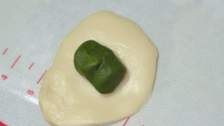 抹茶酥,取一块油皮,擀开后放入油酥。