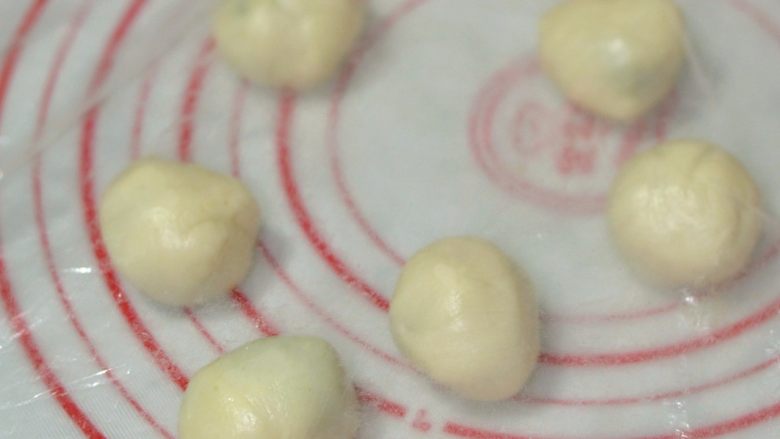 抹茶酥,捏紧封口后滚圆,全部操作完,静置20分钟。