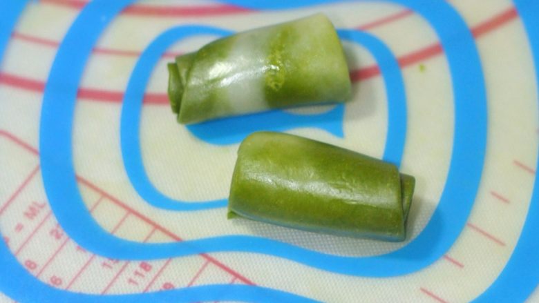 抹茶酥,将一个卷从中间切开,变成两份面皮,一定要用锋利的刀,否则会将面团中间压扁。