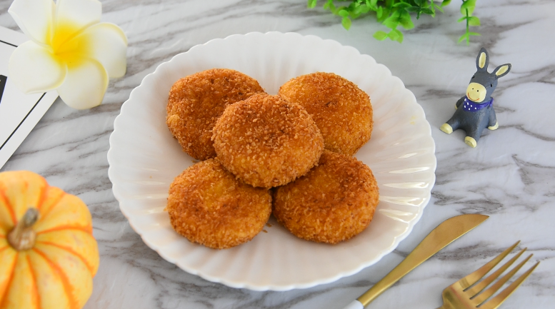 南瓜饼超详细的步骤来袭,在家轻松搞定!,外脆里糯的南瓜饼就完成啦~!