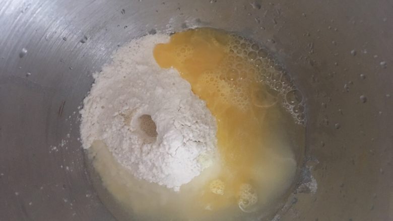 中种水果吐司之蜜桃版,先做中种面团，把中种面团的所有材料揉和在一起，<a style='color:red;display:inline-block;' href='/shicai/ 731'>酵母</a>不要碰到<a style='color:red;display:inline-block;' href='/shicai/ 10588'><a style='color:red;display:inline-block;' href='/shicai/ 10588'>糖</a></a>。