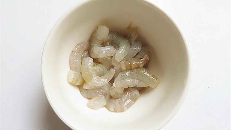 咸蛋黄虾仁豆腐,基围虾剥去外壳清洗干净,也可以加点盐腌渍下