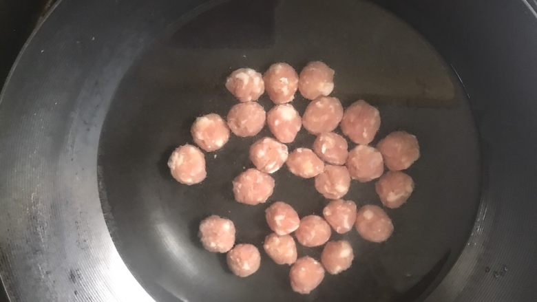 肉圆香菇白菜汤,放入肉圆