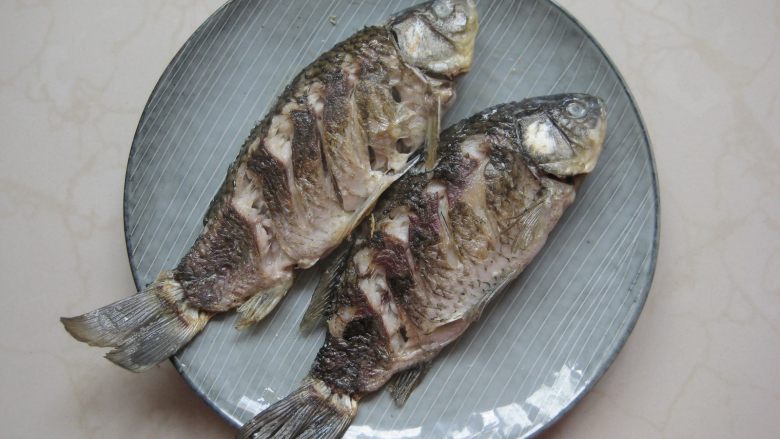 川香豆瓣鱼 :超级美味的下饭神器,中大火煎至鲫鱼表面定型,翻面后继续煎至鱼皮定型,将鱼盛出备用。