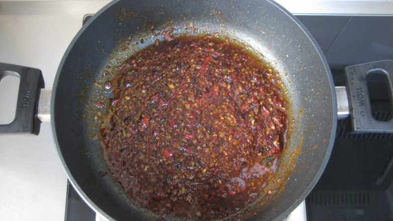川香豆瓣鱼 :超级美味的下饭神器,继续小火炒匀。