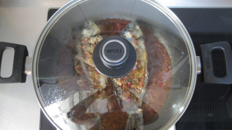 川香豆瓣鱼 :超级美味的下饭神器,放入鱼,盖上盖子小火焖煮约10-15分钟,其间给鱼翻面。
