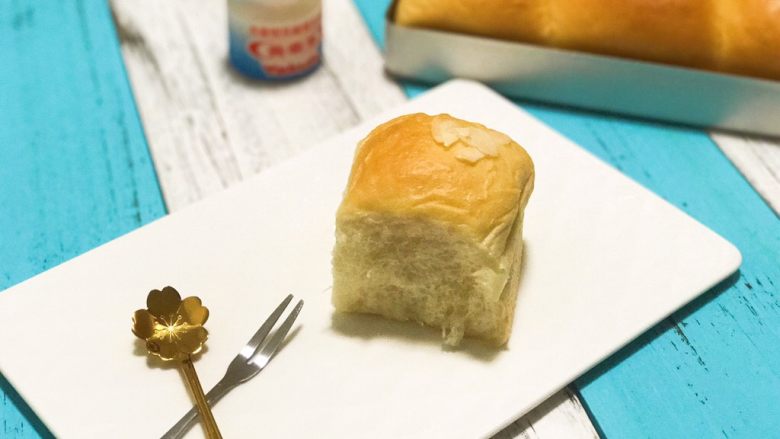 养乐多奶油小面包,非常松软,奶香味十足