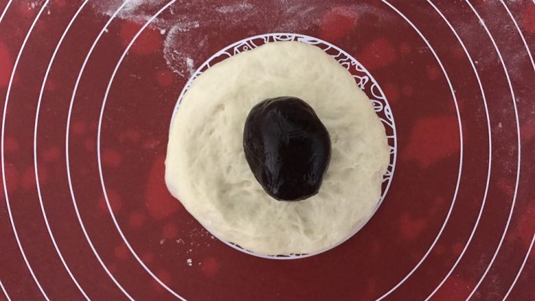 养乐多奶油小面包,醒发好的面团擀成中间厚周围薄的面饼,包上豆沙馅