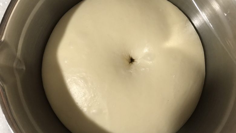 养乐多奶油小面包,发至原来的两倍大,用粘面粉的手指戳一个洞,洞口不回缩不塌陷即可