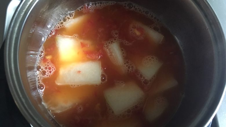香炒培根,加入水,水开后加入面片。接着就可以同时开始做炒<a style='color:red;display:inline-block;' href='/shicai/ 443'>培根</a>了。