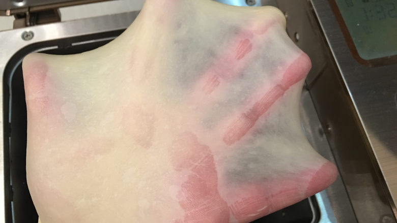 火腿肠辫子面包,28分钟后检查面团状态。