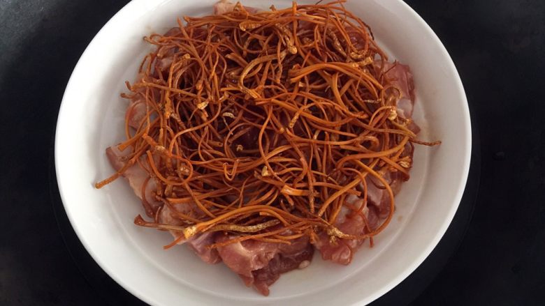 虫草花蒸排骨,锅里放入水烧开,放入排骨。