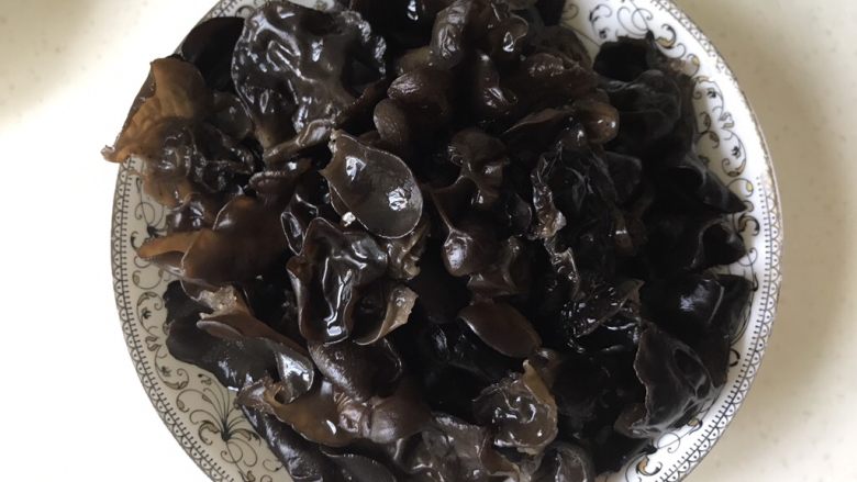 凉拌青瓜黑木耳,泡好的黑木耳洗干净取200克,