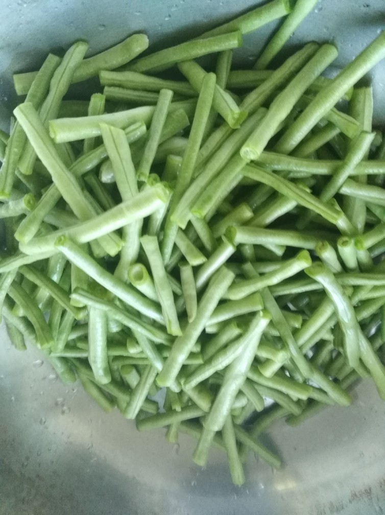 干煸豆角,洗净 切段
