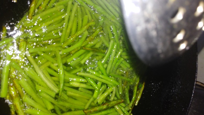 干煸豆角,油温7、8成热 放豆角