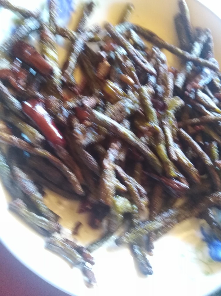 干煸豆角,称盘  上菜