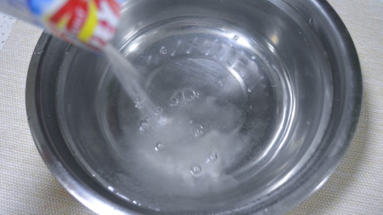 香爽红糖冰粉,然后将冰粉粉倒入开水里面,这里最好一边倒冰粉粉一边搅拌!