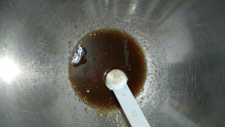 Granola格拉诺拉麦片,烤的时候可以取一个不怕热的大碗,将枫糖浆、植物油、盐及其他调味品混合并搅拌均匀。