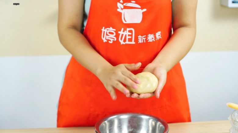 中秋未到,月饼先来—蛋黄莲蓉月饼,揉成面团