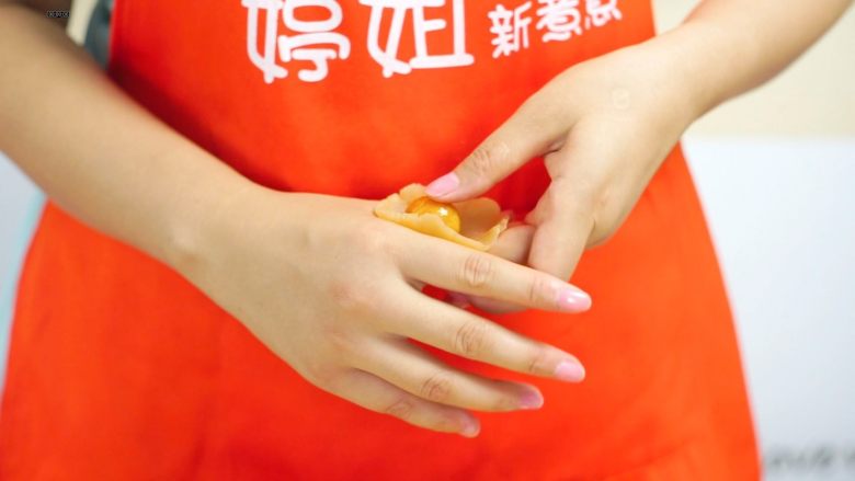 中秋未到,月饼先来—蛋黄莲蓉月饼,包入蛋黄,用虎口收口