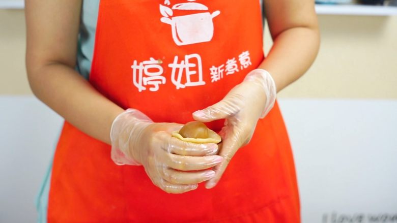中秋未到,月饼先来—蛋黄莲蓉月饼,放入包好蛋黄的蛋黄莲蓉馅
