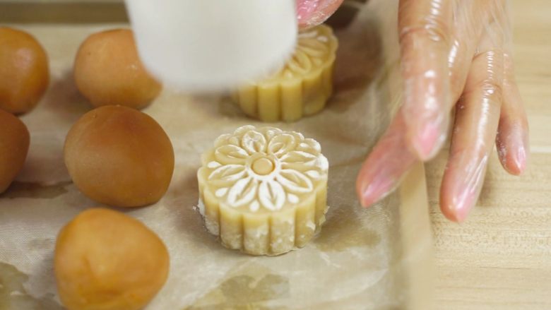 中秋未到,月饼先来—蛋黄莲蓉月饼,用模具压出形状
