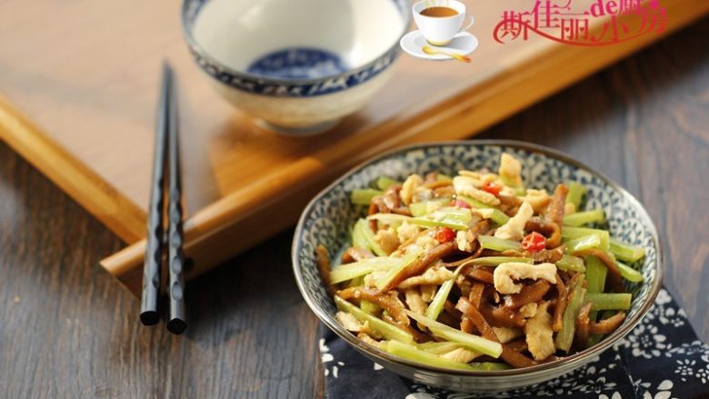 芹菜千叶豆腐炒鸡丝,端上桌了。