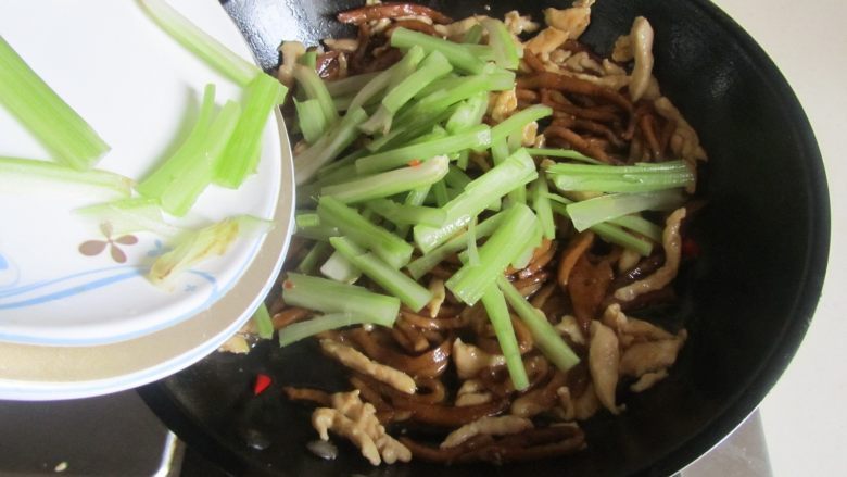 芹菜千叶豆腐炒鸡丝,倒入<a style='color:red;display:inline-block;' href='/shicai/ 143'>西芹</a>丝进去翻炒；