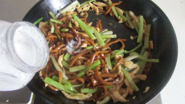 芹菜千叶豆腐炒鸡丝,翻炒几下后加入适量的盐调味即可。
