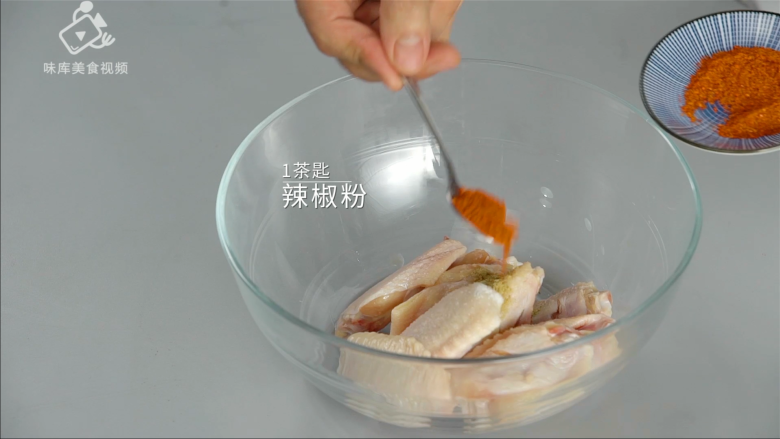 川式经典之椒麻鸡翅,吃完嘴里麻的像刮大风,加入辣椒粉
