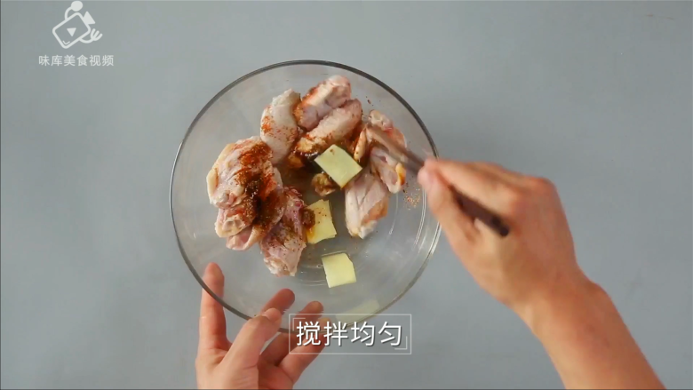 川式经典之椒麻鸡翅,吃完嘴里麻的像刮大风, 搅拌均匀
