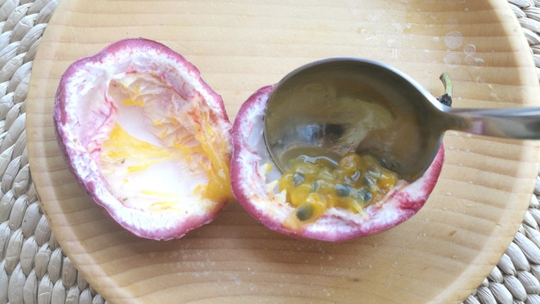 热夏消暑百香果蜜&莫吉多,用勺子挖出果肉。