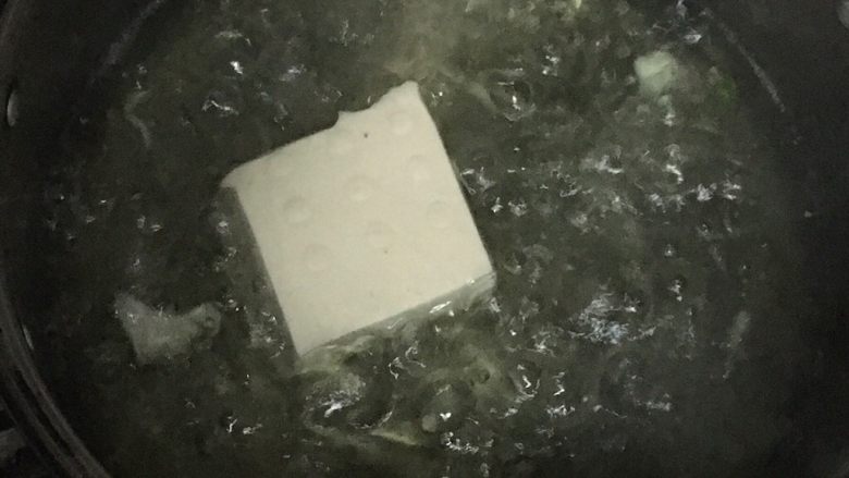 鲜虾豆腐饼,豆腐焯水,去除豆腥味