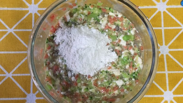 鲜虾豆腐饼,然后倒入10克面粉,混合搅拌均匀。
因为鸡蛋大小及豆腐含水量不一样,所以面粉分量不是固定,大家根据调后的糊糊状态适当增加减。