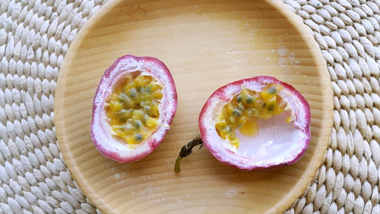 热夏消暑百香果蜜&莫吉多,<a style='color:red;display:inline-block;' href='/shicai/ 2068'>百香果</a>洗净,在中间用刀切一道,掰开。