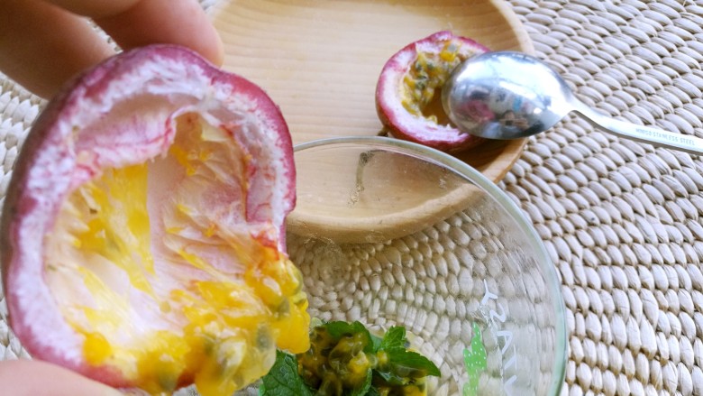 热夏消暑百香果蜜&莫吉多,将百香果果肉和薄荷加入杯中。
