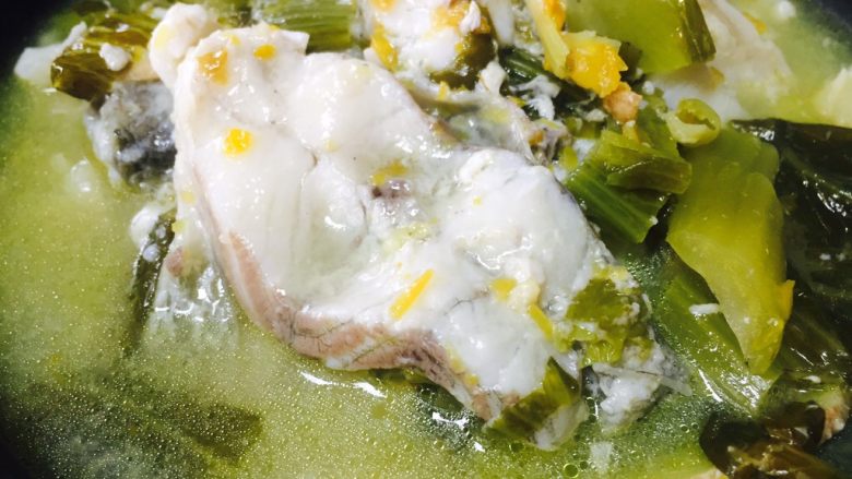 黄灯笼椒煮酸辣鱼,再轻轻的放入鱼块,大火煮开后转小火煮两分钟左右.