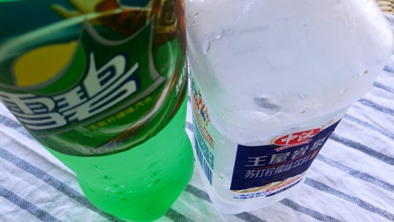 热夏消暑百香果蜜&莫吉多,倒入冰镇<a style='color:red;display:inline-block;' href='/shicai/ 10115'>雪碧</a>和<a style='color:red;display:inline-block;' href='/shicai/ 110109'>柠檬苏打水</a>。