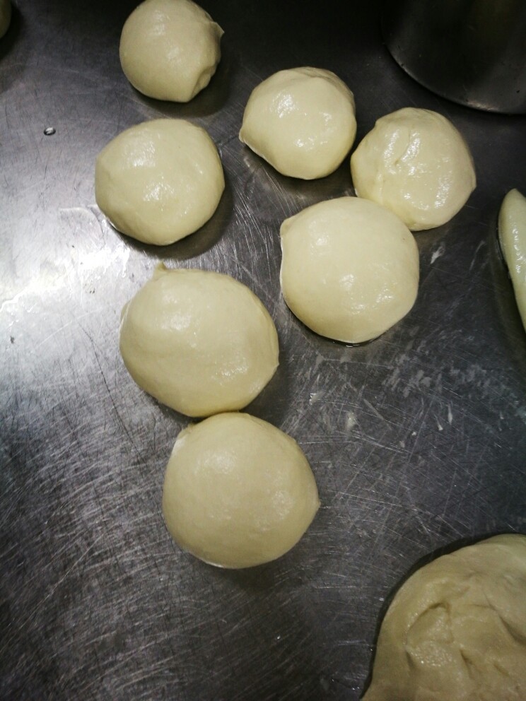 角瓜馅饼,面团分成剂子,包入菜馅,快速放入锅里。(面太软)
