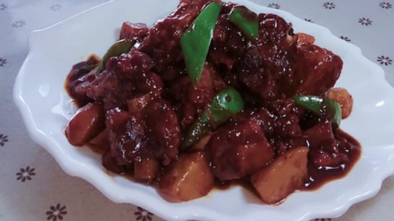 腐乳排骨土豆,1、<a style='color:red;display:inline-block;' href='/shicai/ 434'>排骨</a>焯<a style='color:red;display:inline-block;' href='/shicai/ 156925'>水</a>
2、小火烧锅，加大约一小勺油，<a style='color:red;display:inline-block;' href='/shicai/ 866'>冰糖</a>小火慢烧，用铲子翻炒，上色，浅咖啡色的感觉，像<a style='color:red;display:inline-block;' href='/shicai/ 866'>冰糖</a>葫芦熬糖，注意别大火，别糊了，否则肯定发苦。
3、<a style='color:red;display:inline-block;' href='/shicai/ 434'>排骨</a>放进去，挂上糖汁。葱姜、<a style='color:red;display:inline-block;' href='/shicai/ 741'>香叶</a>、<a style='color:red;display:inline-block;' href='/shicai/ 695'>八角</a>、<a style='color:red;display:inline-block;' href='/shicai/ 3762'>白芷</a>丢进去，这时候熄火，因为锅有温度，加两勺<a style='color:red;display:inline-block;' href='/shicai/ 900'>白酒</a>，两块红腐乳，适量腐乳汁，千万别加盐，腐乳就是咸的。加适量热<a style='color:red;display:inline-block;' href='/shicai/ 156925'>水</a>，开火翻炒一下。
4、然后把所有材料移锅，电压力锅，煲汤档与豆蹄筋档之间炖。
5，煮好后，再倒入炒锅，收汁即可。
土豆可以和<a style='color:red;display:inline-block;' href='/shicai/ 434'>排骨</a>一起炖，好吃。也可以单独做腐乳土豆，煮的时间短一些。青椒是最后收汁快好的时候加的，为了好看。