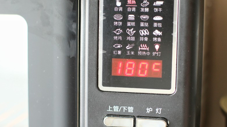 香烤肉串,烤箱上下火180度预热,烤制时间定15分钟