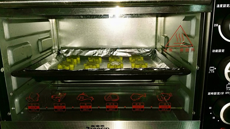 抹茶全麦饼干,烤箱预热10分钟,160度上下火烤25分钟