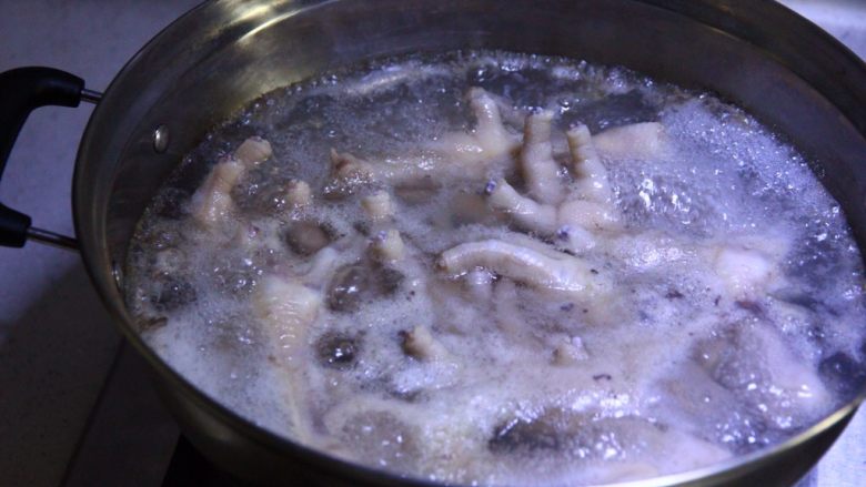 红烧鸡爪,生鸡爪剁去指甲,冷水下锅煮沸去血水