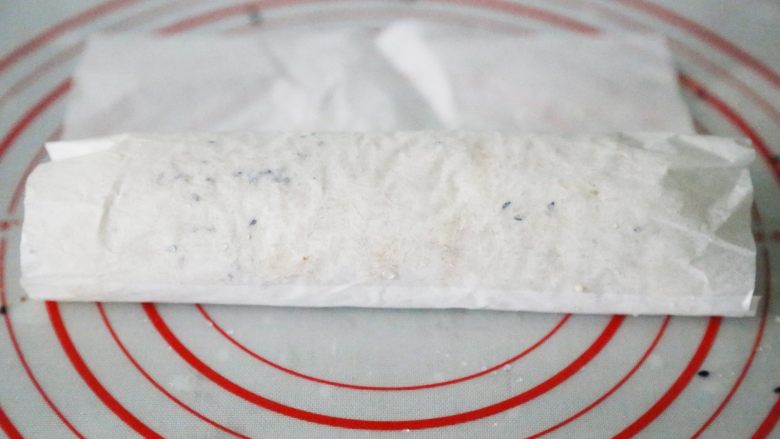武汉小吃 糯米包油条,用卷寿司的手法,用油纸卷起糯米包上油条。