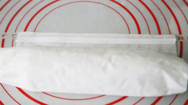 武汉小吃 糯米包油条,为了方便携带,可以在油纸最边缘沾上双面胶封口。