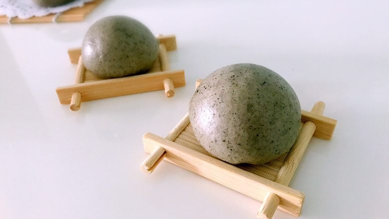 黑芝麻馒头,蒸锅冷水大火烧开,中火十五分钟后就好,关火,焖五分钟出锅。整个过程伴随着芝麻的浓香味,嗅觉过足了瘾。
