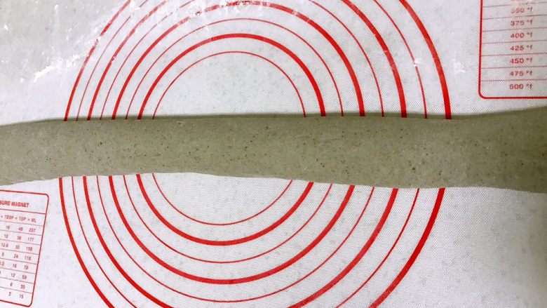 黑芝麻馒头,搓长条形状,用刀切成小剂子。