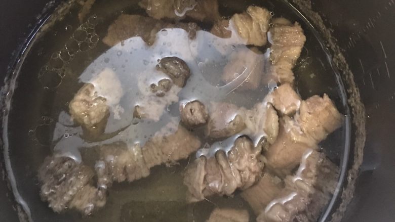 泰式椰浆咖喱牛腩,45分钟到了,去看看炖好的牛腩吧。模样刚刚好。你可以尝一下汤,非常纯粹而饱满的牛肉味道😋这时候你可以将边边的血沫拂去啦。