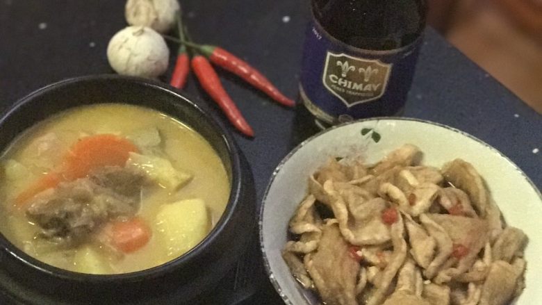 泰式椰浆咖喱牛腩,肚子不太饿的话,你想拍照也没问题。石锅保温,放心的多拍几张吧😂